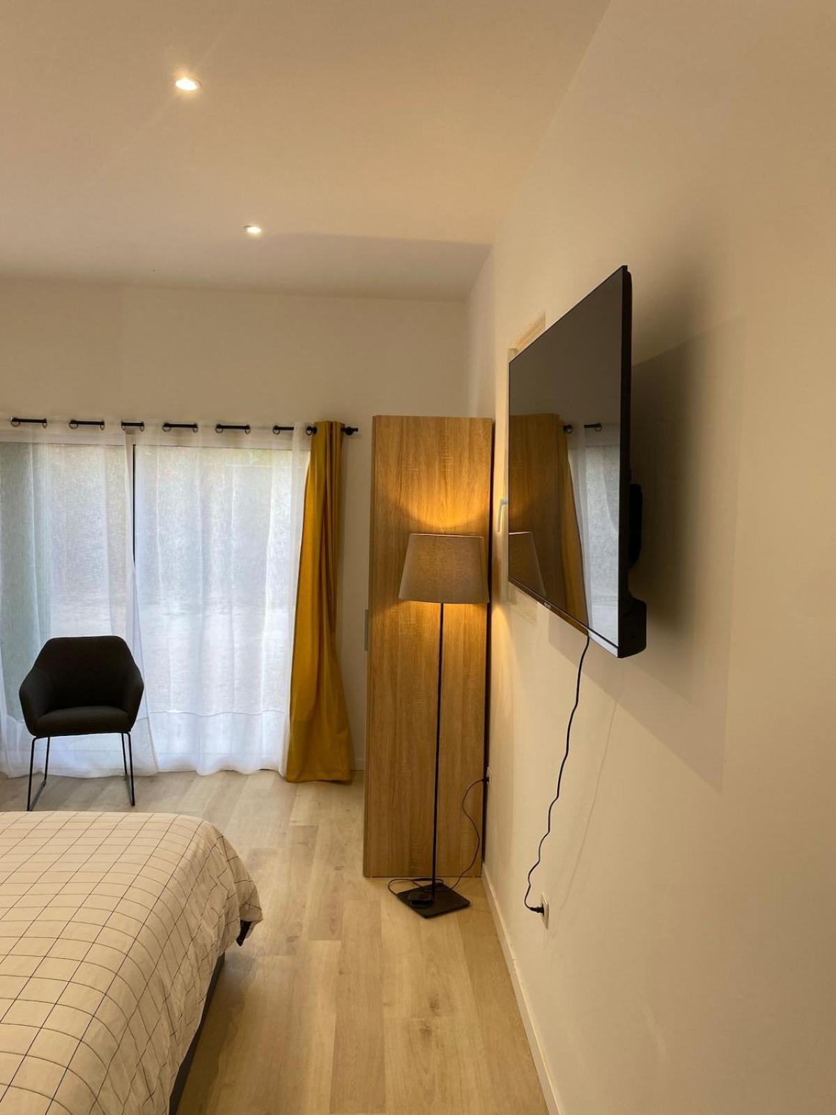 Studio En Provence Avec Piscine La Barben ภายนอก รูปภาพ