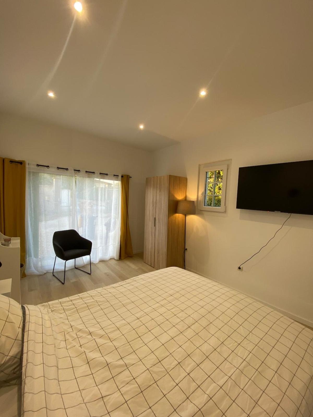 Studio En Provence Avec Piscine La Barben ภายนอก รูปภาพ